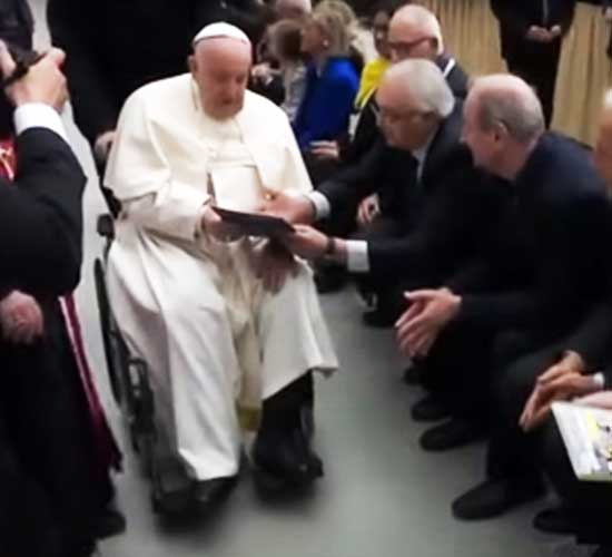 Cupla consegna la Carta dei Valori dell'anziano a Papa Francesco